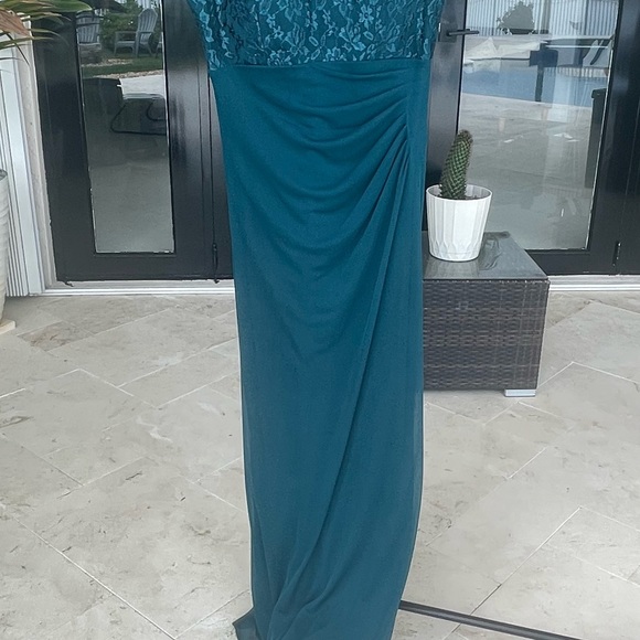 Laced emerald green gown - Picture 3 of 3